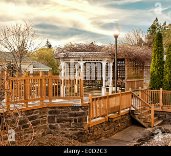 Außen auf der Rückseite Terrasse von einem Landhaus aus Stein mit