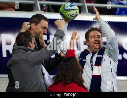 Melbourne, Victoria, Australien. 9. Mai 2014. Melbourne Rebel Fans fangen den Ball in 13 Vorrundenspiel zwischen der Melbourne Rebellen und Hurrikane während der australischen Super Rugby-Saison 2014 im AAMI Park. Bildnachweis: Tom Griffiths/ZUMA Wire/ZUMAPRESS.com/Alamy Live-Nachrichten Stockfoto