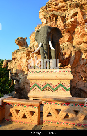 Elefanten-Statue auf der Brücke der Zeit, Valley of Waves, Sun City Urlaub Resort, Pilanesberg, North West Province, Südafrika Stockfoto