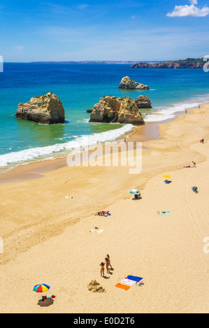 Sonnenanbeter am Praia Da Rocha Strand Portimao Algarve Portugal EU Europa Stockfoto