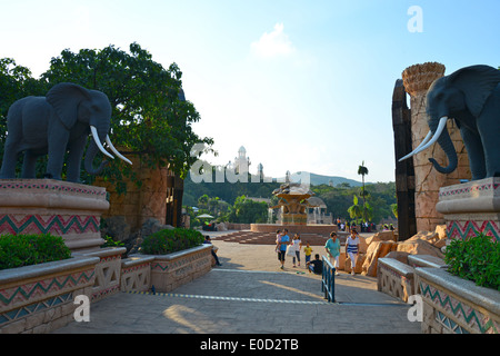 Elefantenstatuen auf der Brücke der Zeit, Valley of Waves, Sun City holiday Resort, Pilanesberg, North West Province, Südafrika Stockfoto