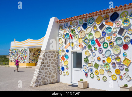 Traditionelle portugiesische Keramik-Souvenir-Shop mit Platten außen Dekoration Wände Sagres Algarve Portugal EU Europa Stockfoto