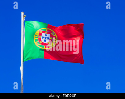 Portugiesische Flagge vor einem strahlend blauen Himmelshintergrund Stockfoto