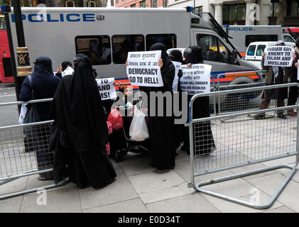 London, UK. 9. Mai 2014. Anjem Choudary und seine Anhänger protestieren außerhalb indische Botschaft fordern Scharia in Indien. Bildnachweis: Rachel Megawhat/Alamy Live-Nachrichten Stockfoto