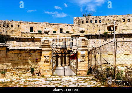 Der Eingang zu den sich verschlechternden historischen Fort Saint Elmo beherbergt jetzt die maltesischen Polizei-Akademie, Valletta Malta Stockfoto