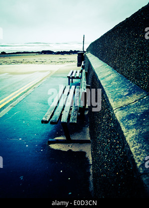 Der Weg durch Rhosneigr, Anglesey, North Wales führt zum Strand mit Sitzgelegenheiten auf dem Weg Stockfoto