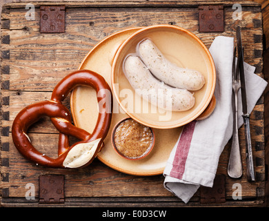 Bayerische Brotzeit mit Weißwurst weiße Würste und Brezel Stockfoto