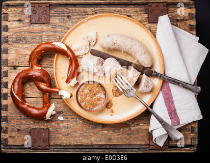 Bayerische Brotzeit mit Weißwurst weiße Würste und Brezel Stockfoto