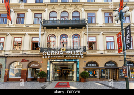 Prag, Tschechische Republik - 13. März 2014 - Prag Einkaufszentrum gelegen Cerna Ruze im historischen Zentrum in der Nähe von Wenzelsplatz entfernt. Stockfoto