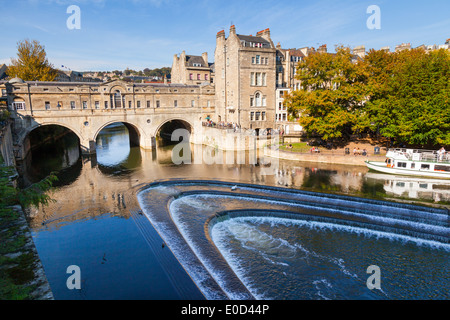 BATH, Großbritannien - 2. Oktober 2011: Tagsüber Blick auf Pulteney Brücke und Wehr in Bad. Stockfoto