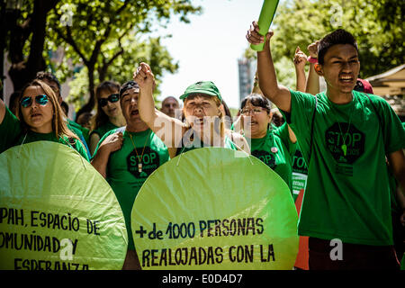Barcelona, Spanien. 9. Mai 2014: Aktivisten der Anti-Räumung-Gruppe "PAH", die Plattform von Menschen betroffen durch Hypotheken, schreien Parolen während einer Protestaktion marschieren durch Barcelona Credit: Matthi/Alamy Live-Nachrichten Stockfoto