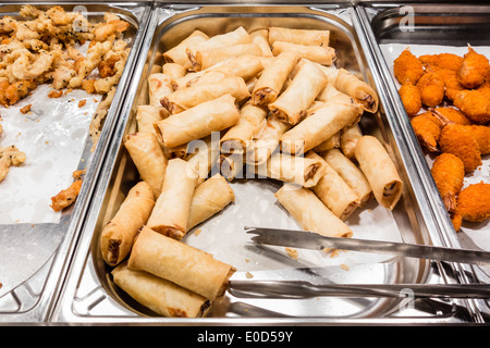 viele Frühlingsrollen in das Essen wärmer ein Self-Service Restaurant Stockfoto