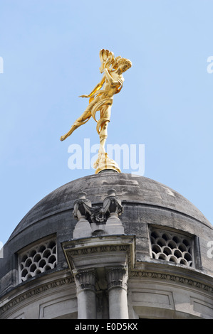 Eine goldene Statue von Ariel oben auf dem Turm der Bank of England, London, England, Vereinigtes Königreich. Stockfoto