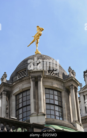 Eine goldene Statue von Ariel oben auf dem Turm der Bank of England, London, England, Vereinigtes Königreich. Stockfoto