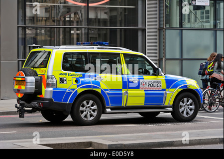 Eine britische Polizei-Fahrzeug auf Patrouille auf der London Street, England, Vereinigtes Königreich. Stockfoto