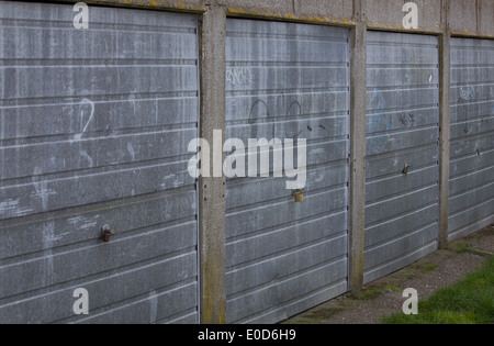 Reihe von vier alten Stil Garagen in Deal, Kent, UK Stockfoto