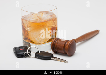 Whisky-Hammer und Auto-Schlüssel Stockfoto