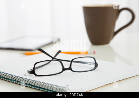 Brillen auf Spiral-Notizbuch Stockfoto