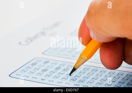 Mann am College Prüfung form Stockfoto