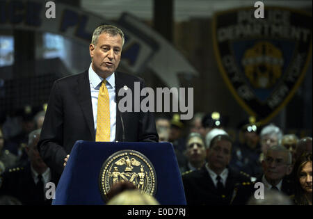 New York, USA. 9. Mai 2014. New Yorks Bürgermeister Bill de Blasio spricht bei einer Gedenkfeier zu Ehren von 13 gefallenen Mitglieder des New York City Police Department im Jahr 2013 bei One Police Plaza in New York, Vereinigte Staaten, 9. Mai 2014. Bildnachweis: Wang Lei/Xinhua/Alamy Live-Nachrichten Stockfoto