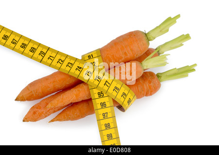 Karotten aus biologischem Anbau mit Dimension Klebeband. Frisches Obst und Gemüse ist immer gesund. Symbolische Foto für Gesundheit Stockfoto