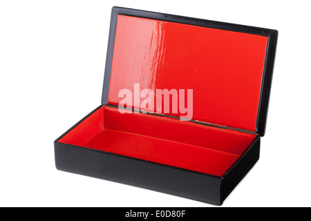 eine Box schwarz lackiert mit einem hellen Rot Innenraum isoliert auf weiß Stockfoto