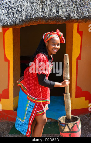 Shangaan Frau und Wohnung, Motseng Cultural Village, Sun City Resort, Pilanesberg, North West Province, Südafrika Stockfoto