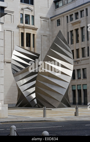 Eine moderne Skulptur, "Engelsflügel" von Thomas Heatherwick Bischöfe vor Gericht, in der Nähe von St. Pauls Cathedral, London, England. Stockfoto