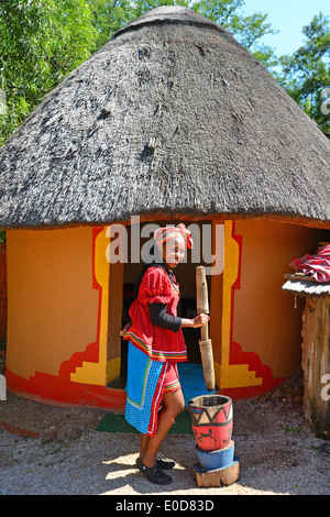 Shangaan Frau und Wohnung, Motseng Cultural Village, Sun City Resort, Pilanesberg, North West Province, Südafrika Stockfoto