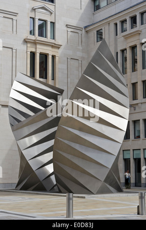 Eine moderne Skulptur, "Engelsflügel" von Thomas Heatherwick Bischöfe vor Gericht, in der Nähe von St. Pauls Cathedral, London, England. Stockfoto