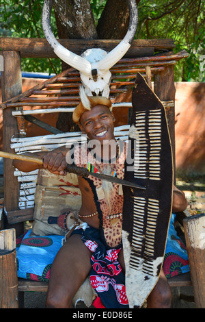 Zulu Stammesangehörigen bei Motseng Cultural Village, Sun City Resort, Pilanesberg, North West Province, Südafrika Stockfoto