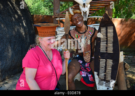 Zulu Stammesangehörige mit Tourist am Sun City Resort, Pilanesberg, Motseng Cultural Village, North West Province, Südafrika Stockfoto