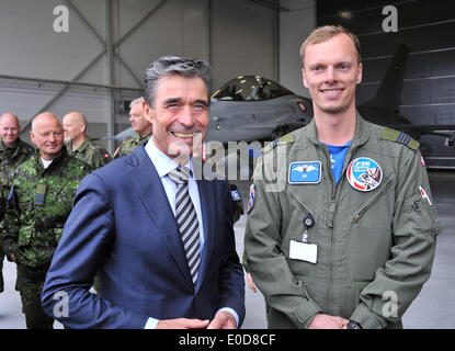 Tallinn, Estland. 9. Mai 2014. NATO-Generalsekretär Anders Fogh Rasmussen (Front L) besucht Amari Air Base in der Nähe von Tallinn, der Hauptstadt von Estland, 9. Mai 2014. Bildnachweis: Viktor Vesterinen/Xinhua/Alamy Live-Nachrichten Stockfoto