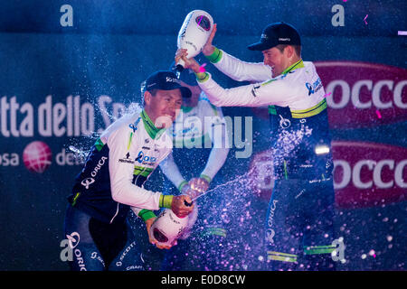 Belfast, Nordirland. 9. Mai 2014. ORICA GreenEDGE Fahrer feiern Gewinn der Team-Zeitfahren und ersten Etappe des Giro d ' Italia. Bildnachweis: Action Plus Sport Bilder/Alamy Live News Stockfoto