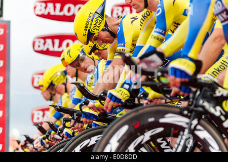 Belfast, Nordirland. 9. Mai 2014. Tinkoff Saxo Fahrern komponieren selbst auf die Startrampe des Mannschaftszeitfahren und ersten Etappe des Giro d ' Italia. Bildnachweis: Action Plus Sport Bilder/Alamy Live News Stockfoto