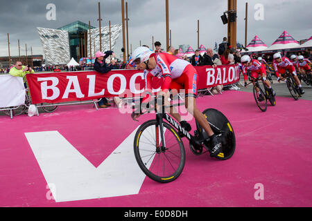 Belfast, Nordirland. 9. Mai 2014. Team Katusha erhalten im Gange während der Team-Zeitfahren und ersten Etappe des Giro d ' Italia. Bildnachweis: Action Plus Sport Bilder/Alamy Live News Stockfoto