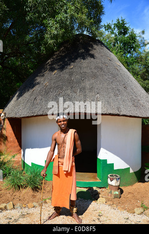 Xhosa Stammesangehörige, Motseng Cultural Village, Sun City Resort, Pilanesberg, North West Province, Südafrika Stockfoto