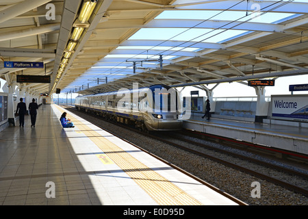 Trainieren Sie, sich nähernden Rhodesfield Gautrain Station, Rhodesfield, Kempton Park, Provinz Gauteng, Südafrika Stockfoto