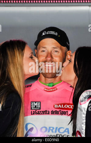 Belfast, Nordirland. 9. Mai 2014 - Team Orica Greenedge Svein Tuft aus Kanada erhält das Maglia Rosa an den Giro d ' Italia Stufe 1 bedeutet, dass er zur Zeit der Sieger des Rennens ist. Bildnachweis: Stephen Barnes/Alamy Live-Nachrichten Stockfoto