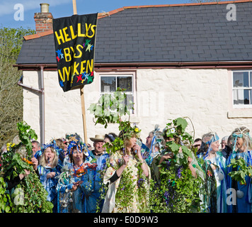 Teilnehmer in der Hal eine Tow tanzen bei den jährlichen Flora Day Feierlichkeiten in Helston, Cornwall, UK Stockfoto