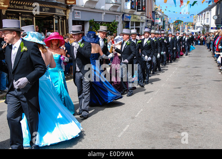 Tänzer während der jährlichen Blumen Tanz feiern in Helston in Cornwall, Großbritannien Stockfoto