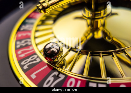 Der Zylinder ein Roulette Spiel des Zufalls in einem Casino spielen. Gewinn und Verlust entscheidet Chance., Der Zylinder Eines Roulette-G Stockfoto