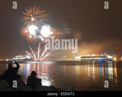 Southampton, UK. 9. Mai 2014. Feuerwerk in Southampton UK mit ihrer Schwester anlässlich der 10. Geburtstag der Queen Mary 2 der Cunard Schiffe Queen Victoria und Queen Elizabeth Credit: Dean Hoskins/Alamy Live News Stockfoto