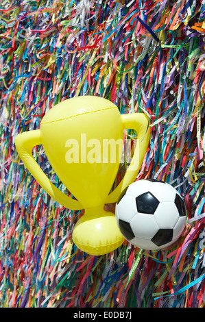 Viel Glück Fußball Fußball Ball und WM-Trophäe an Wand des brasilianischen Wunsch Bänder an der Bonfim-Kirche in Salvador Bahia Stockfoto