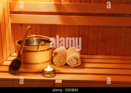 Komfortable Athmosphaere in der Saune in einem Spa-Bereich des Wellness-Hotels. Erholung und entspannen des alltäglichen Lebens., Gemuetl Stockfoto