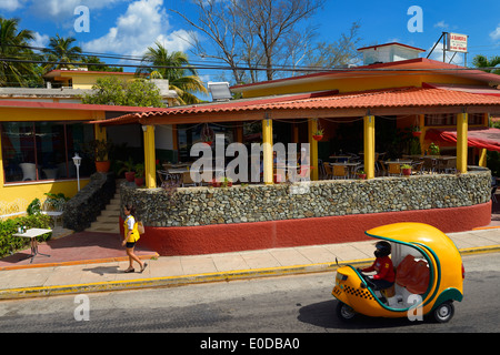 Paar in einem Café in Varadero Kuba mit Coco-Motorrad-Auto-Rikscha-taxi Stockfoto