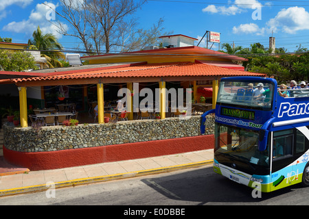 Paar in einem Café in Varadero Kuba mit Doppeldecker-Tour-bus Stockfoto