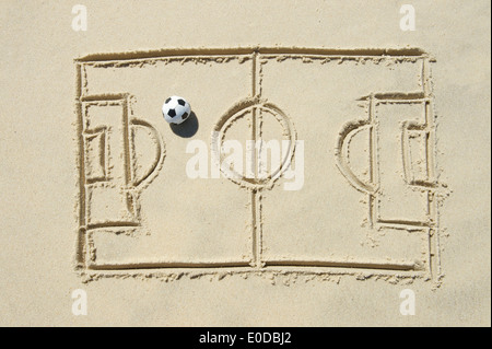 Einfache Strichzeichnung von Fußballfeld mit Fußball im Sand am brasilianischen Strand Stockfoto