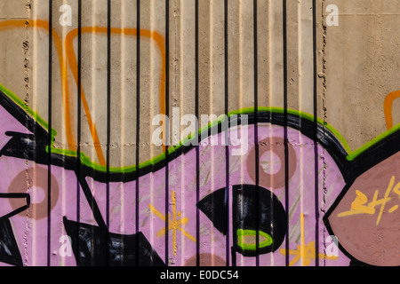 Detail einer Betonwand mit Graffiti Vandalismus Stockfoto