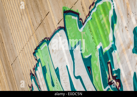 Detail einer Betonwand mit Graffiti Vandalismus Stockfoto